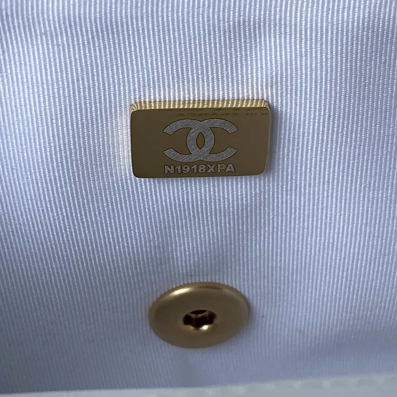 Chanel AS3737 Mini kabelka s klopou z jehněčí kůže, smaltovaná a zlatá kovová, bílá