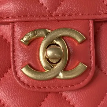 Chanel AS3737 Mini taška s klopou z jehněčí kůže, smaltovaná a zlatá kovová, červená