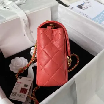 Chanel AS3737 Mini taška s klopou z jehněčí kůže, smaltovaná a zlatá kovová, červená