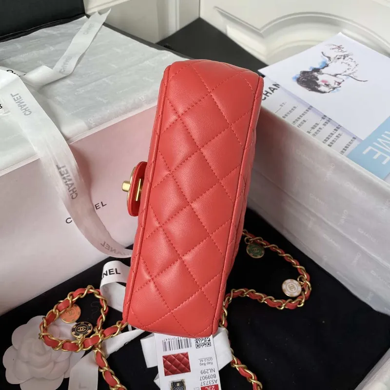 Chanel AS3737 Mini taška s klopou z jehněčí kůže, smaltovaná a zlatá kovová, červená