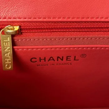 Chanel AS3737 Mini taška s klopou z jehněčí kůže, smaltovaná a zlatá kovová, červená