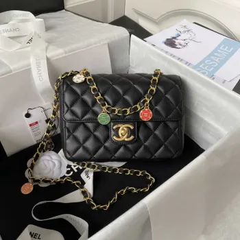Chanel AS3737 Mini taška s klopou z jehněčí kůže, smaltovaná a zlatá kovová, černá