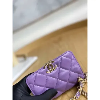 Chanel A81197 Mini klopná kabelka z jehněčí kůže, smaltovaná a zlatá kovová, fialová