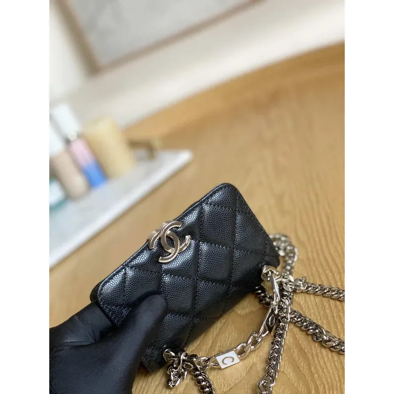 Chanel A81197 Mini klopová kabelka z telecí kůže, smaltovaná a stříbrná kovová, černá