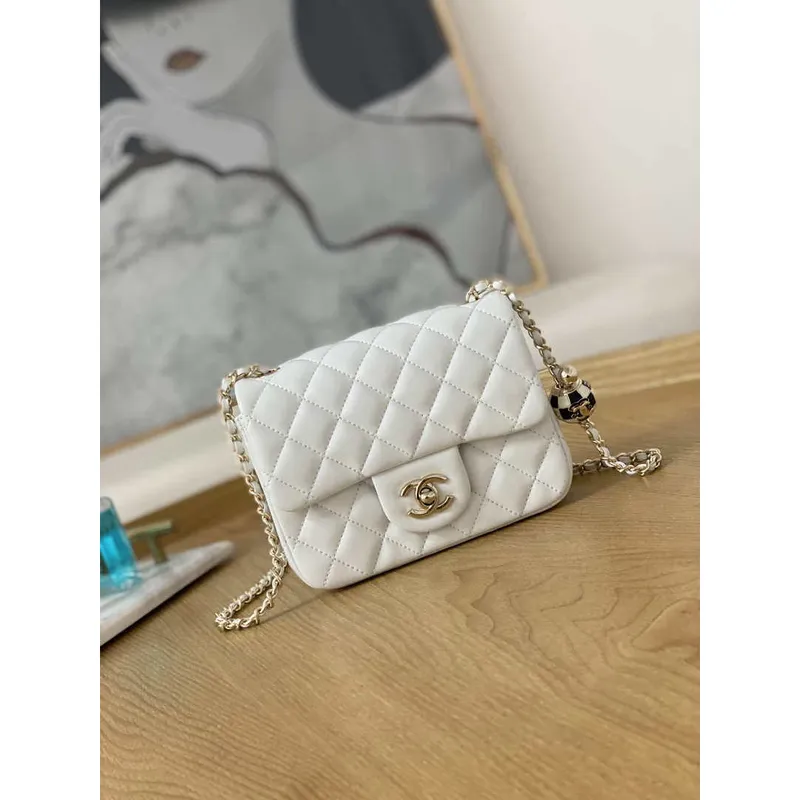 Chanel A35200 Mini taška s klopou 18 cm, jehněčí kůže, bílá 1115, s kuličkou