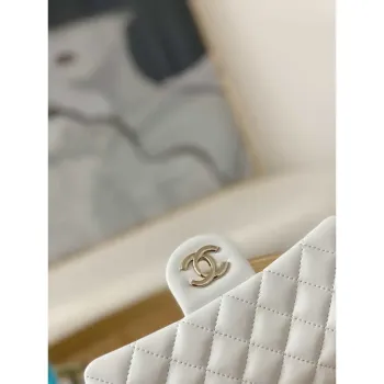 Chanel A01113 Kabelka s klopou Klasická taška Bílá jehněčí kůže Zlatá s kuličkou