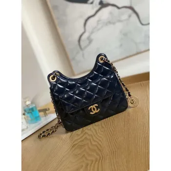 Chanel AS3710 Malá kabelka Hobo Lesklá zmačkaná telecí kůže a zlatý kov Námořnická modrá