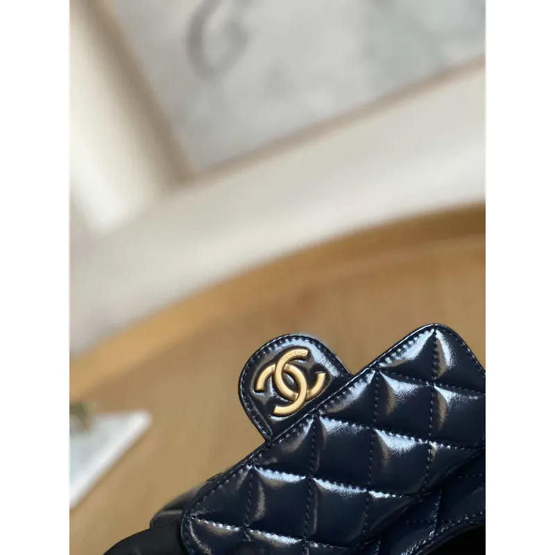 Chanel AS3710 Malá kabelka Hobo Lesklá zmačkaná telecí kůže a zlatý kov Námořnická modrá