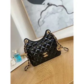 Chanel AS3710 Malá kabelka Hobo z lesklé zmačkané telecí kůže a zlatého kovu, černá