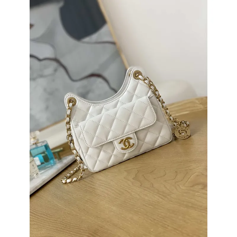 Chanel AS3710 Malá kabelka Hobo z lesklé zmačkané telecí kůže a zlatého kovu, bílá