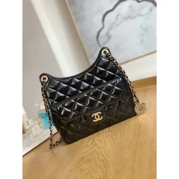Chanel AS3690 Kabelka Hobo z lesklé zmačkané telecí kůže a zlatého kovu, černá