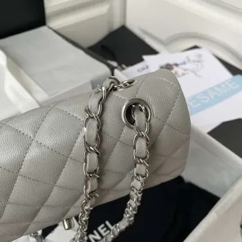 Chanel A01113 Kabelka s klopou Klasická taška Zrnité lesklé telecí kůže Světle šedá Stříbrná