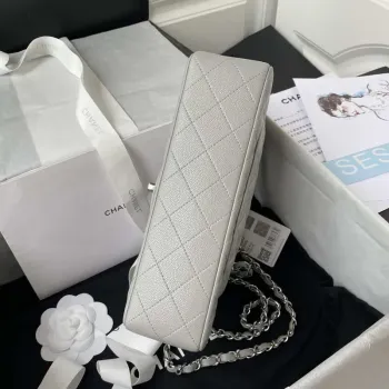 Chanel A01113 Kabelka s klopou Klasická taška Zrnité lesklé telecí kůže Světle šedá Stříbrná