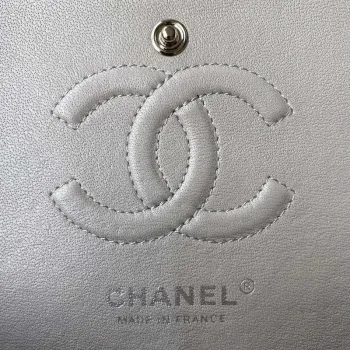 Chanel A01113 Kabelka s klopou Klasická taška Zrnité lesklé telecí kůže Světle šedá Stříbrná
