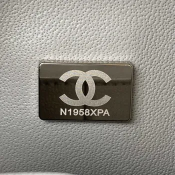 Chanel A01113 Kabelka s klopou Klasická taška Zrnité lesklé telecí kůže Světle šedá Stříbrná