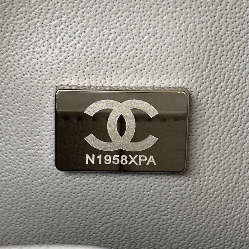 Chanel A01113 Kabelka s klopou Klasická taška Zrnité lesklé telecí kůže Světle šedá Stříbrná