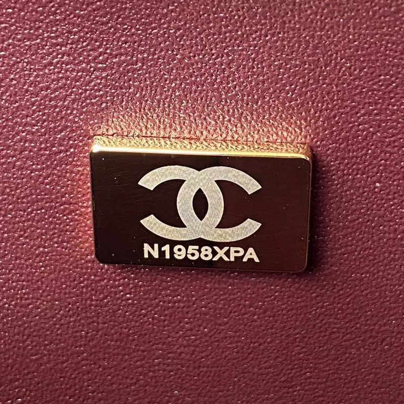 Chanel A01113 Kabelka s klopou Klasická taška Černá jehněčí kůže Zlatá