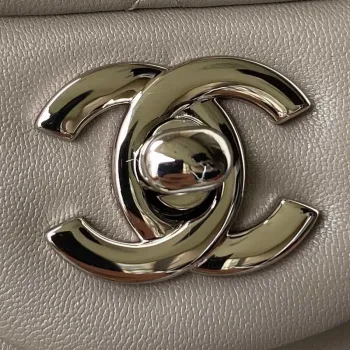 Chanel A01113 Kabelka s klopou Klasická taška Jehněčí kůže Světle šedá Stříbrná