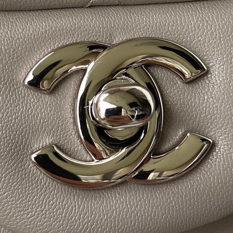 Chanel A01113 Kabelka s klopou Klasická taška Jehněčí kůže Světle šedá Stříbrná