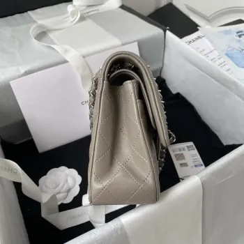 Chanel A01113 Kabelka s klopou Klasická taška Jehněčí kůže Světle šedá Stříbrná