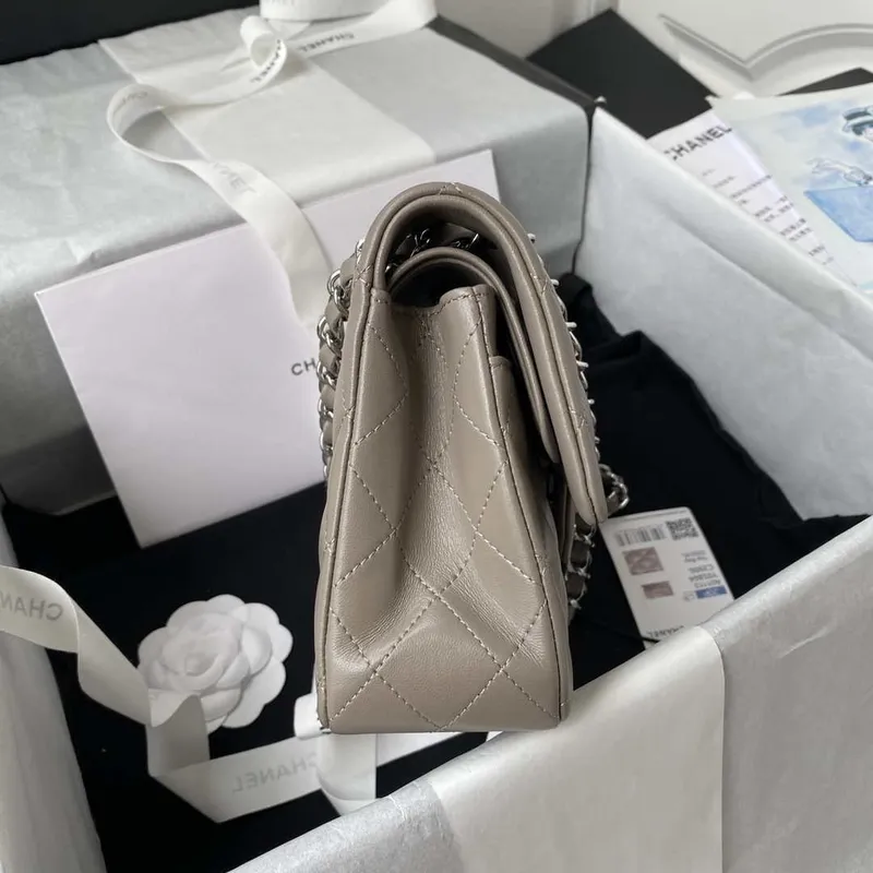 Chanel A01113 Kabelka s klopou Klasická taška Jehněčí kůže Světle šedá Stříbrná