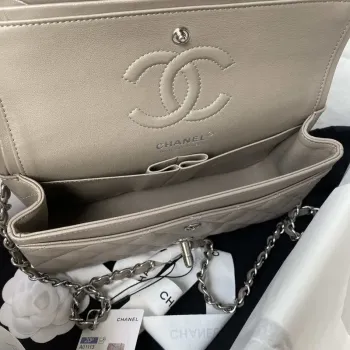 Chanel A01113 Kabelka s klopou Klasická taška Jehněčí kůže Světle šedá Stříbrná