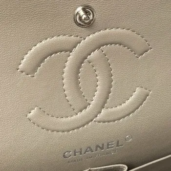 Chanel A01113 Kabelka s klopou Klasická taška Jehněčí kůže Světle šedá Stříbrná