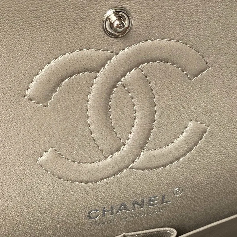 Chanel A01113 Kabelka s klopou Klasická taška Jehněčí kůže Světle šedá Stříbrná