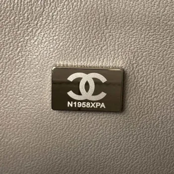 Chanel A01113 Kabelka s klopou Klasická taška Jehněčí kůže Světle šedá Stříbrná