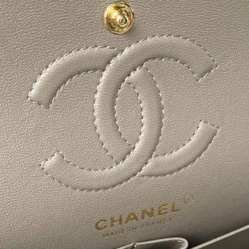 Chanel A01113 Kabelka s klopou Klasická taška Jehněčí kůže Světle šedá Zlatá