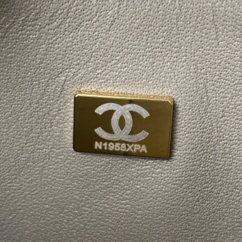 Chanel A01113 Kabelka s klopou Klasická taška Jehněčí kůže Světle šedá Zlatá