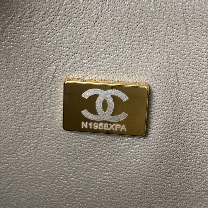 Chanel A01113 Kabelka s klopou Klasická taška Jehněčí kůže Světle šedá Zlatá