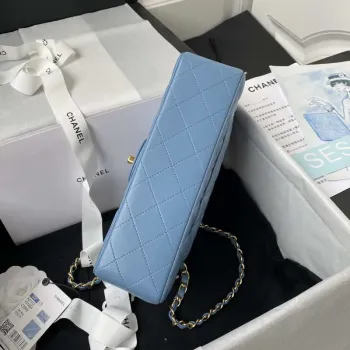 Chanel A01113 Kabelka s klopou Klasická taška Jehněčí kůže Nebesky modrá Zlatá