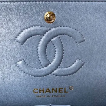 Chanel A01113 Kabelka s klopou Klasická taška Jehněčí kůže Nebesky modrá Zlatá