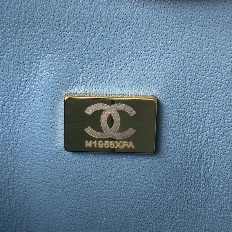 Chanel A01113 Kabelka s klopou Klasická taška Jehněčí kůže Nebesky modrá Zlatá