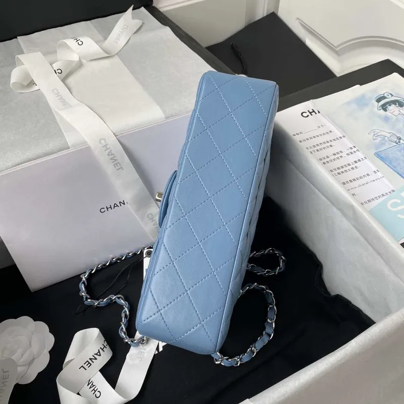 Chanel A01113 Kabelka s klopou Klasická taška Jehněčí kůže Nebesky modrá Stříbrná