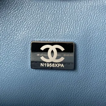 Chanel A01113 Kabelka s klopou Klasická taška Jehněčí kůže Nebesky modrá Stříbrná