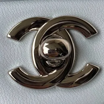 Chanel A01113 Kabelka s klopou Klasická taška Jehněčí kůže Světle modrá Stříbrná