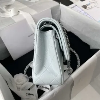 Chanel A01113 Kabelka s klopou Klasická taška Jehněčí kůže Světle modrá Stříbrná