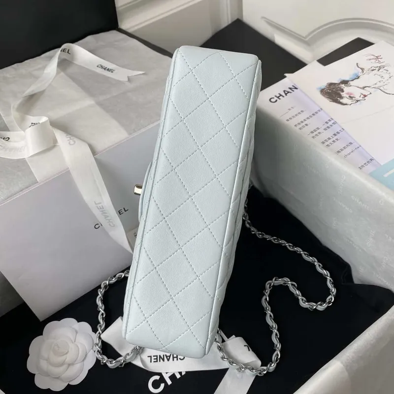 Chanel A01113 Kabelka s klopou Klasická taška Jehněčí kůže Světle modrá Stříbrná