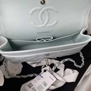Chanel A01113 Kabelka s klopou Klasická taška Jehněčí kůže Světle modrá Stříbrná