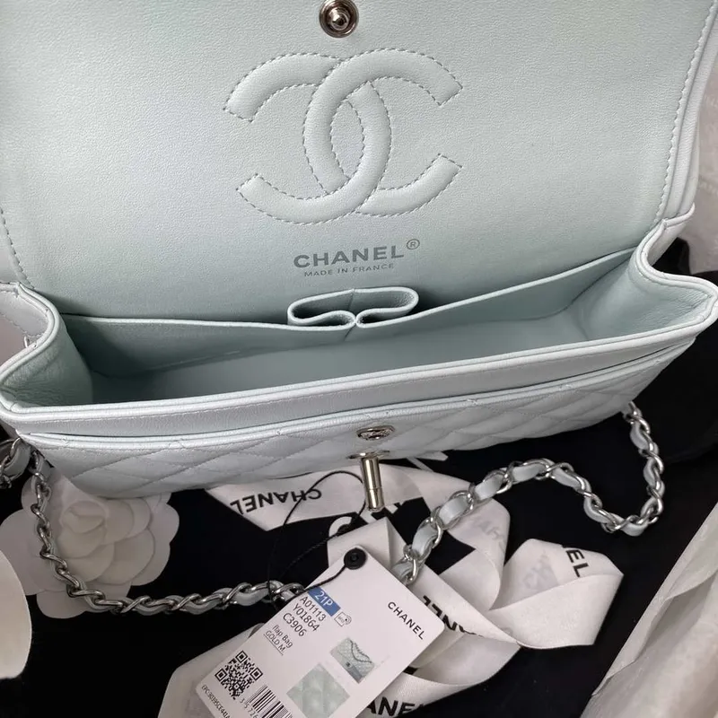 Chanel A01113 Kabelka s klopou Klasická taška Jehněčí kůže Světle modrá Stříbrná