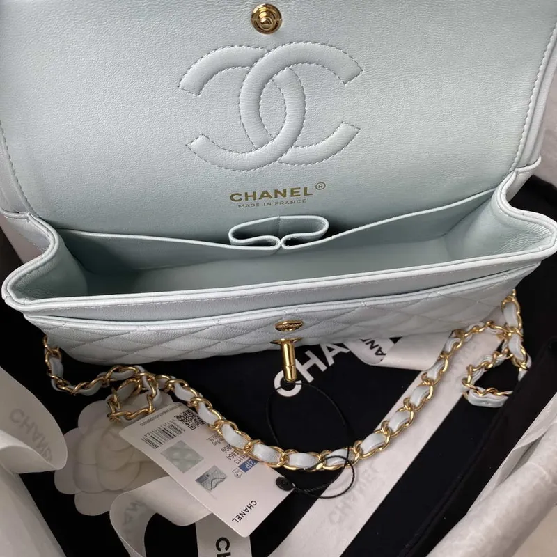 Chanel A01113 Kabelka s klopou Klasická taška Jehněčí kůže Světle modrá Zlatá