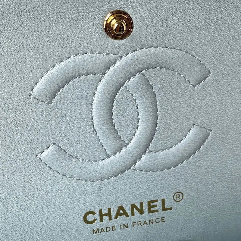 Chanel A01113 Kabelka s klopou Klasická taška Jehněčí kůže Světle modrá Zlatá