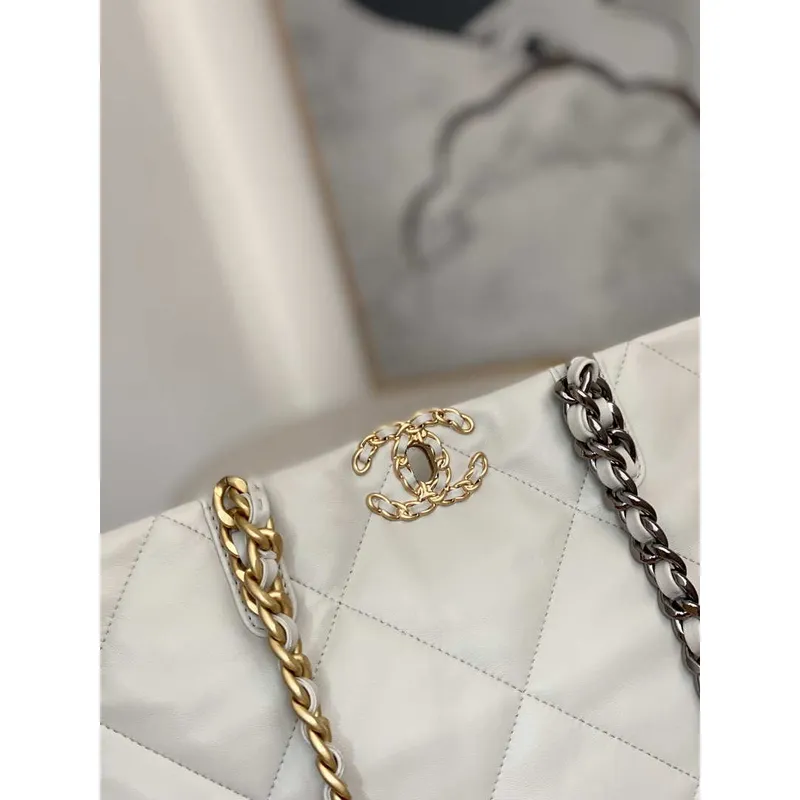 Chanel 19 nákupní taška z lesklé jehněčí kůže AS3660 Zlatá barva  Stříbrná barva a ruthenium Kovová povrchová úprava Světle šedá