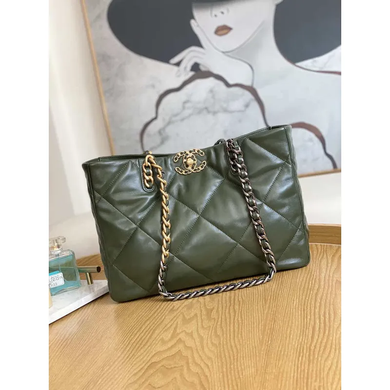 Chanel 19 Nákupní taška Lesklá jehněčí kůže AS3660 Zlatá barva  Stříbrná barva a ruthenium Kov Tmavě zelená