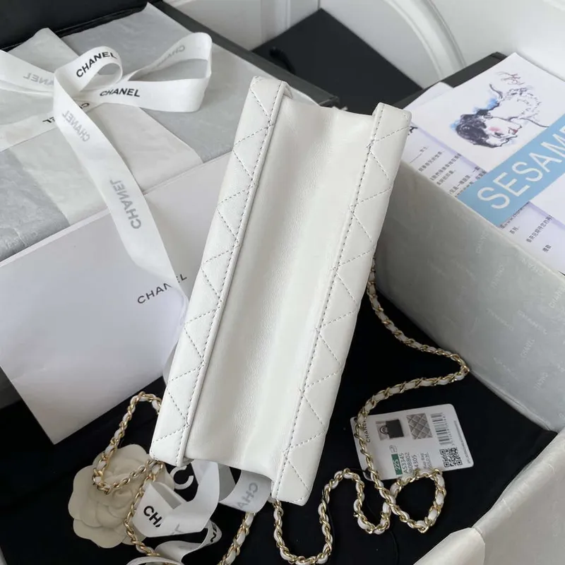 Chanel AS3345 Kosmetická taštička z telecí kůže a zlatého kovu, bílá