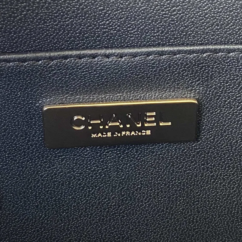 Chanel AS3345 Kosmetická taška z telecí kůže a zlatého kovu, černá