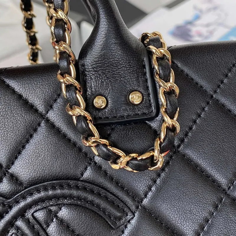 Chanel AS3345 Kosmetická taška z telecí kůže a zlatého kovu, černá