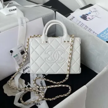 Chanel AS3344 Malá kosmetická taštička z telecí kůže a zlatého kovu, bílá